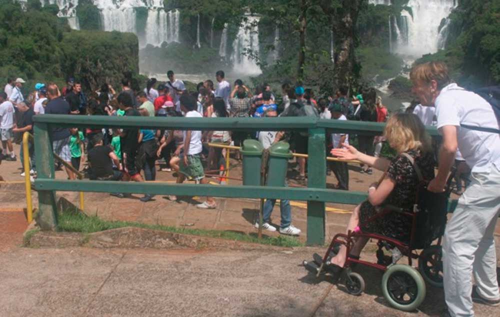 O casal francês, Antoine e Celin Reusseau em passeio pelo Parque Nacional do Iguaçu