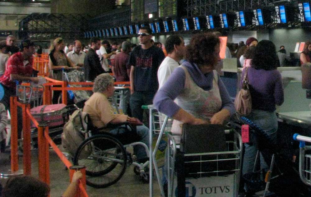 Confusão no atendimento preferencial para o check-in no Aeroporto de Congonhas