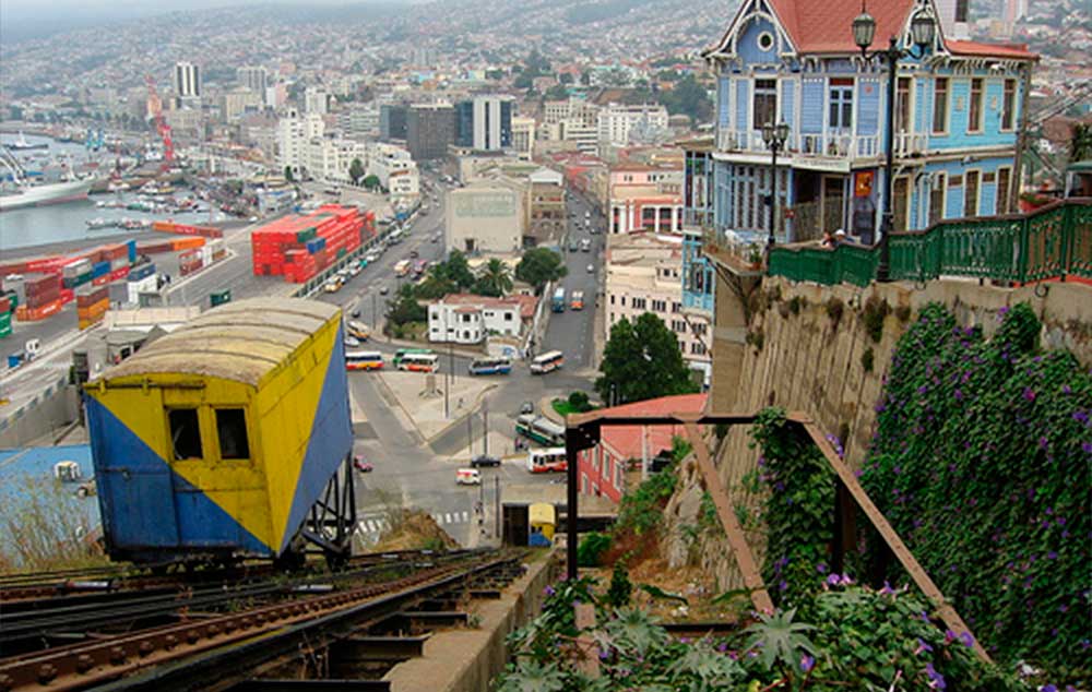 Valparaíso invita a ser visitado, pero no ofrece las comodidades que debería.