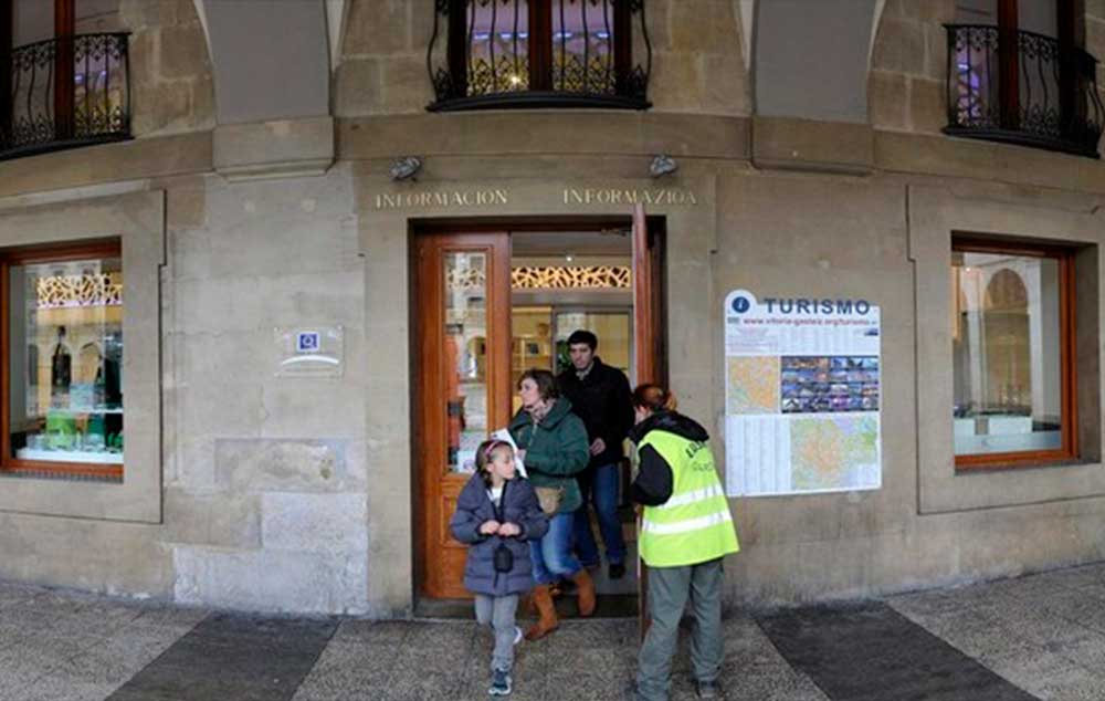 Varias personas salen de la oficina de turismo ubicada en los bajos de la Casa Consistorial.