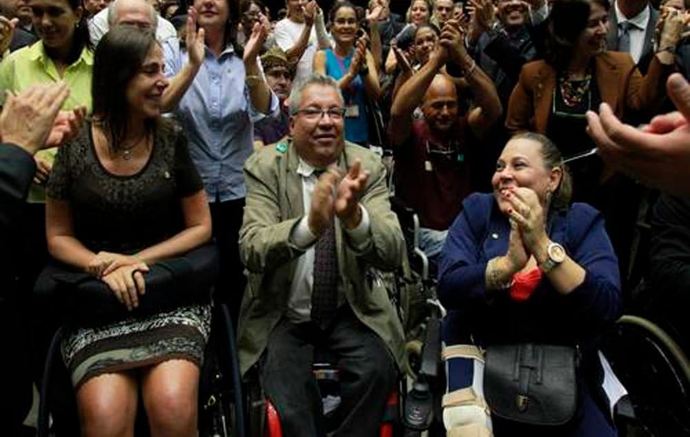 A deputada Rosinha da Adefal (PTB-AL), à direita de blazer azul, no Plenário da Câmara, durante votação que aprovou aposentadoria especial para pessoas com deficiência