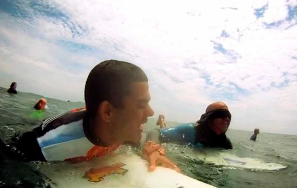 Derek Rabelo e Kelly Slater em Trestles, na Califórnia