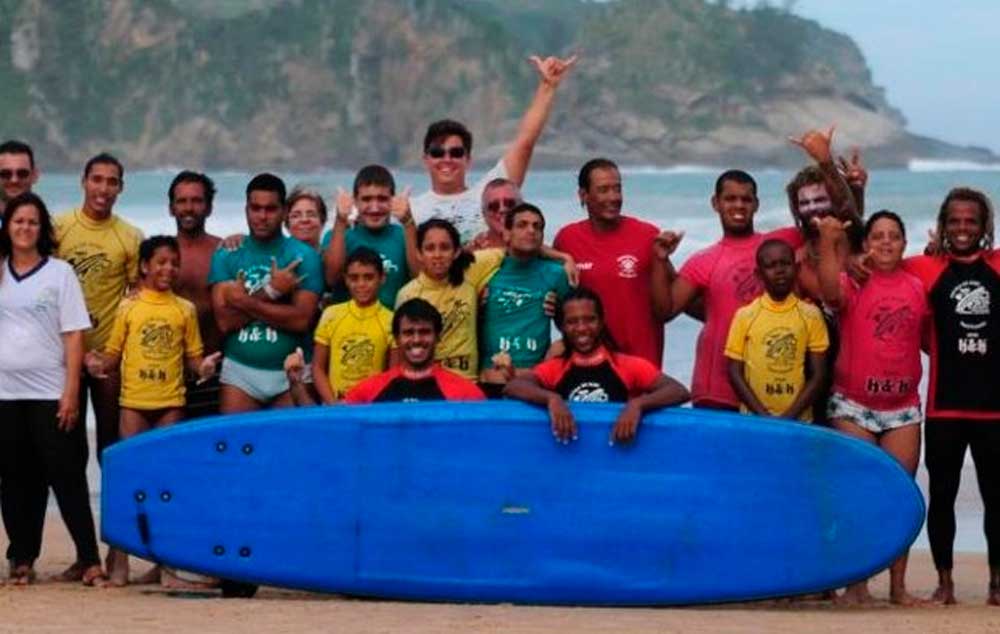 Turma da Apae e os instrutores se reúnem na Praia de Geribá para surfar