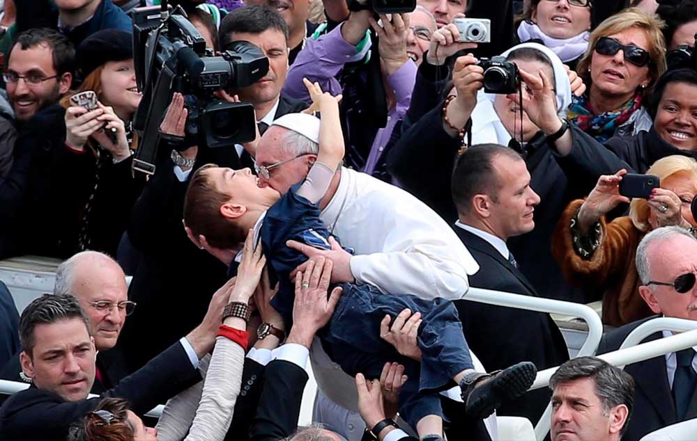 É costume o Papa beijar bebés e crianças durante as deslocações que faz entre a multidão que o quer ver. Papa Francisco deu o seu afeto e bênção a um rapaz especial, que também o abraçou.