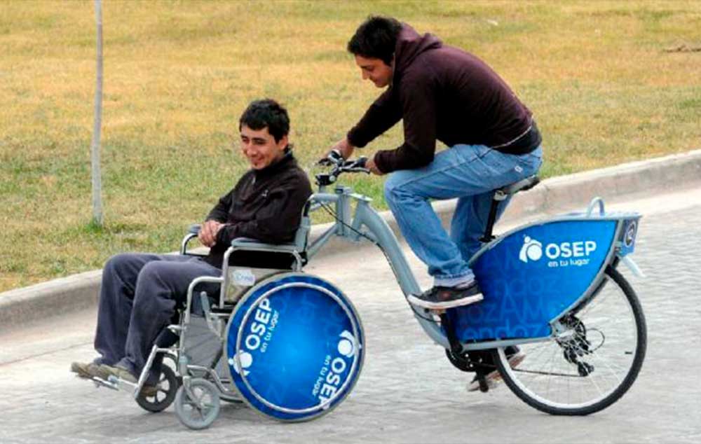 Jonathan Martín y Javier Baigorri muestran cómo funcionan las bicicletas con silla de ruedas adaptadas