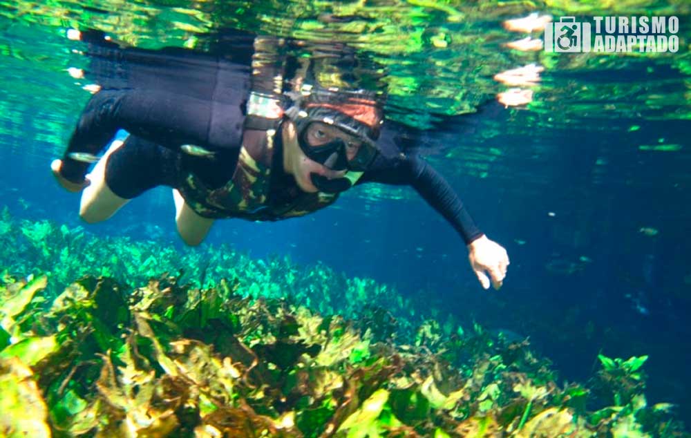 Ricardo Shimosakai faz flutuação no Rio da Prata em Bonito, no Mato Grosso do Sul. Liberdade de movimento sem a cadeira de rodas.