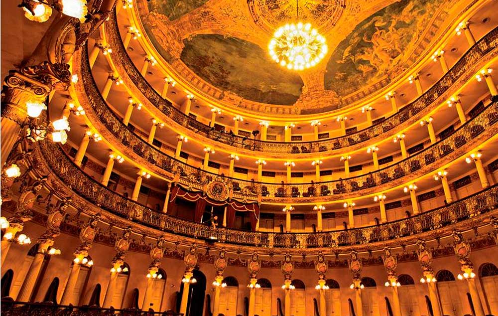 Teatro Amazonas, inaugurado em 1896. De qualquer lugar da plateia, em formato de lira e de acústica perfeita, ao olhar para as pinturas no teto, você tem a impressão de estar embaixo da Torre Eiffel. Ouro, cristais de Veneza e mármore de Carrara foram usados na decoração.