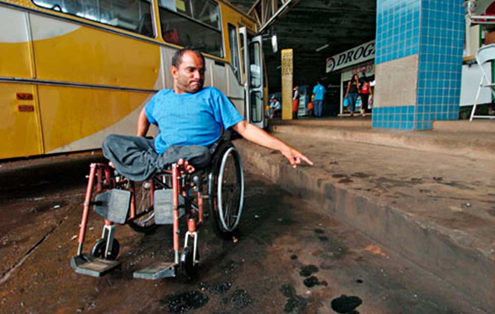 Calçadas acessíveis são o primeiro passo para a mobilidade urbana de pessoas com deficiência