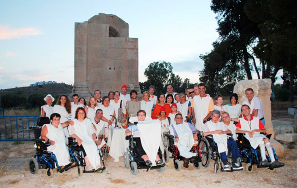 El grupo de COCEMFE, que aparece en la fotografía, completó su visita a Villajoyosa con una cena en el Chiringuito del Torres