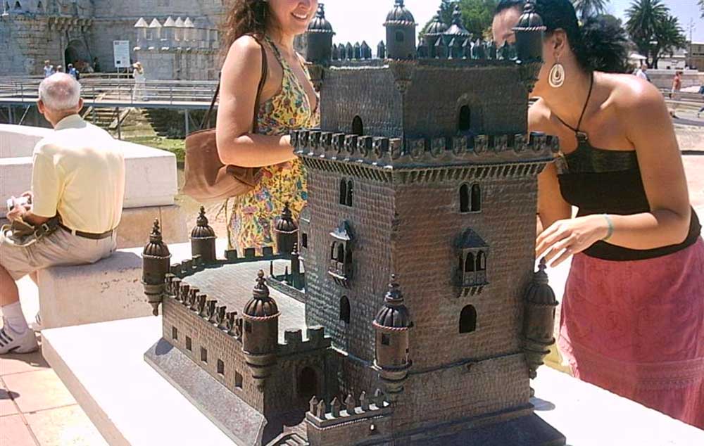 A maquete da Torre de Belém pode ser tateada e dar uma melhor noção de tamanho e localização a uma pessoa com deficiência visual