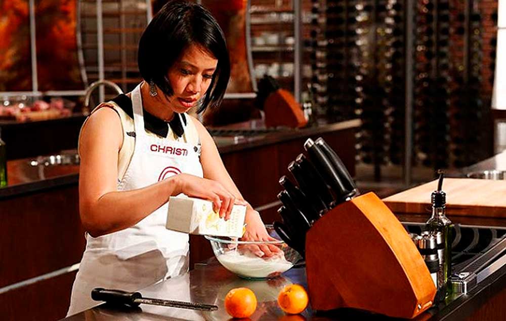 Christine Ha faz um preparo para empanar frangos na semifinal do reality show “MasterChef”, exibido no ano passado