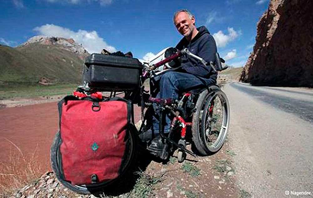 Motociclista paraplégico viaja pela Ásia. Motivado pelo desejo de sempre descobrir algo novo, o fotojornalista paraplégico Andreas Pröve enfrenta uma longa jornada.