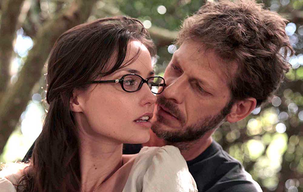 A atriz Rosanne Mulholland e o ator Felipe Kannenberg em cena do filme 'Menos que Nada', de Carlos Gerbase