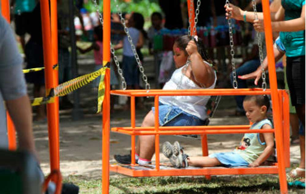 Com o novo brinquedo, Milena pode brincar. Com 4 anos e 76 quilos, seu tamanho devido à obesidade, colocava muitas limitações.