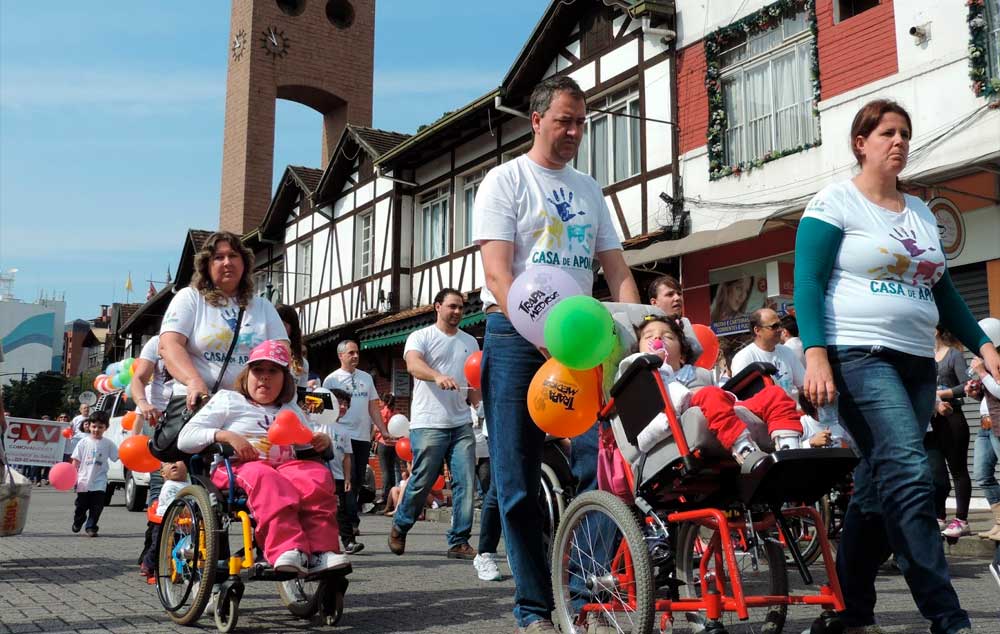 Durante os desfiles da 30ª Oktoberfest de Blumenau haverá quatro espaços reservados na Rua XV de Novembro para os cadeirantes.