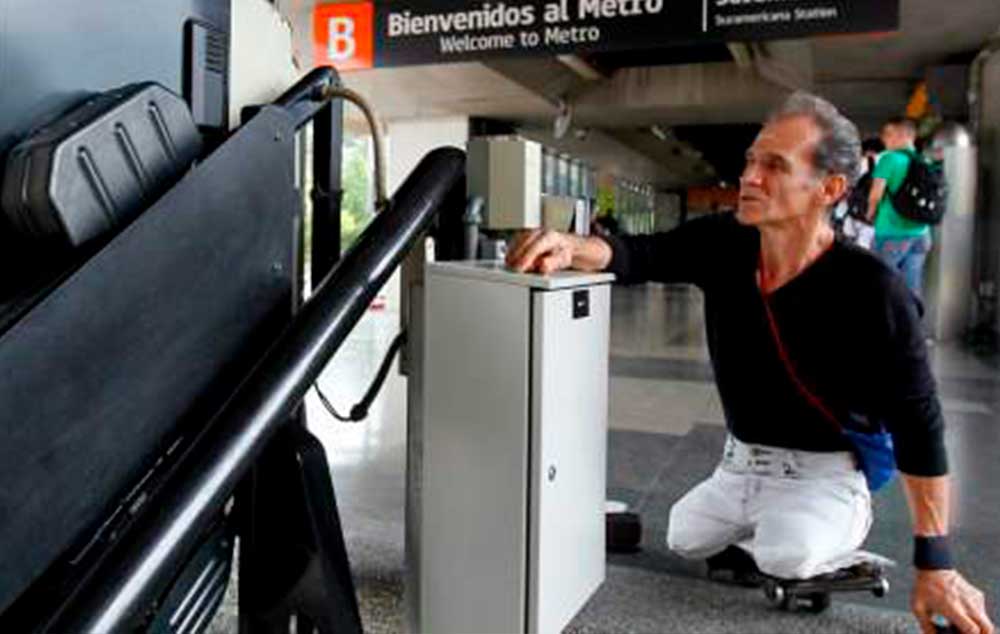 En primer plano, un hombre con discapacidad se dispone a usar un elevador del metro. Las otras fotos muestran obstáculos de una línea táctil en el centro.