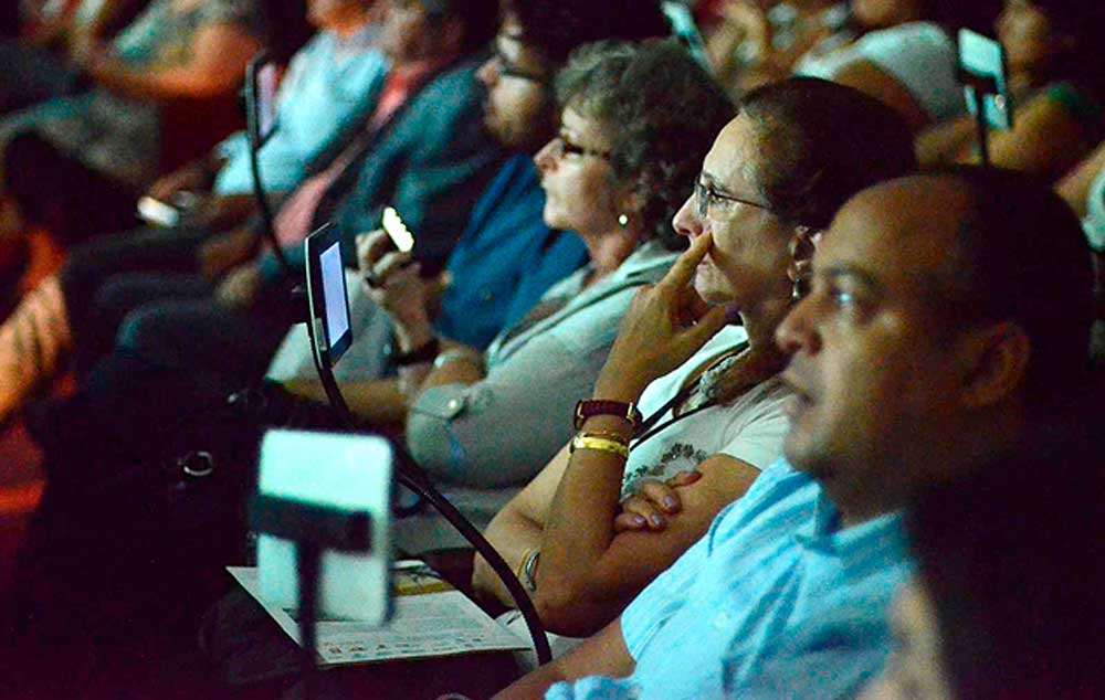 Mobi LOAD fornece em tempo real o texto e o áudio de apresentações no seu display em locais públicos, como teatro, cinemas e eventos.