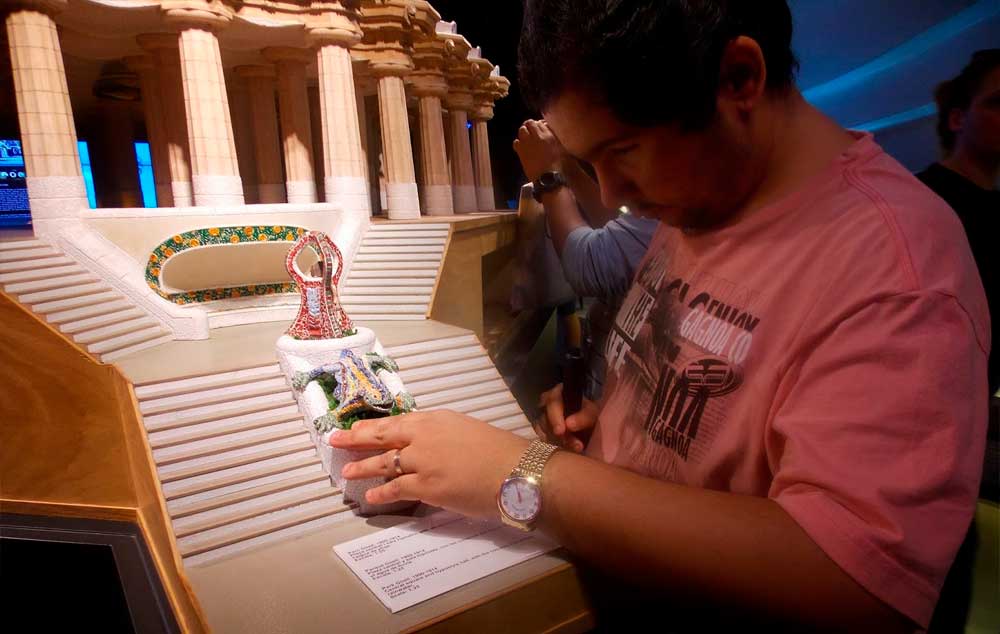 Na Gaudi Experience, maquete tátil da entrada principal do Park Guell, com a escultura de um lagarto e duas fontes, separando duas escadarias