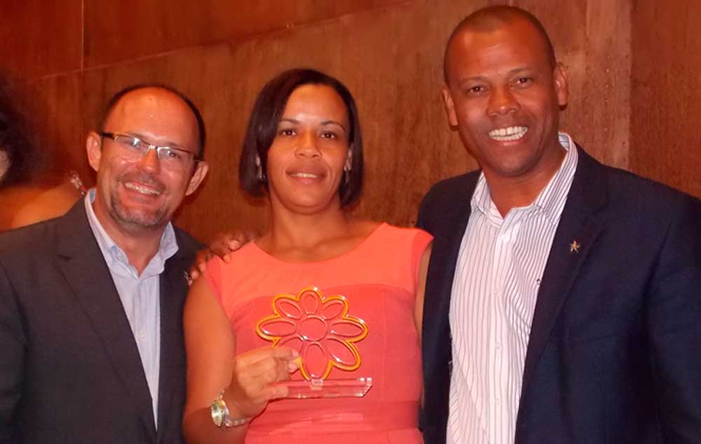 David Malagelada, Susana Oliveira, com o troféu, e Nailton Ferreira, todos do Complexo Iberostar