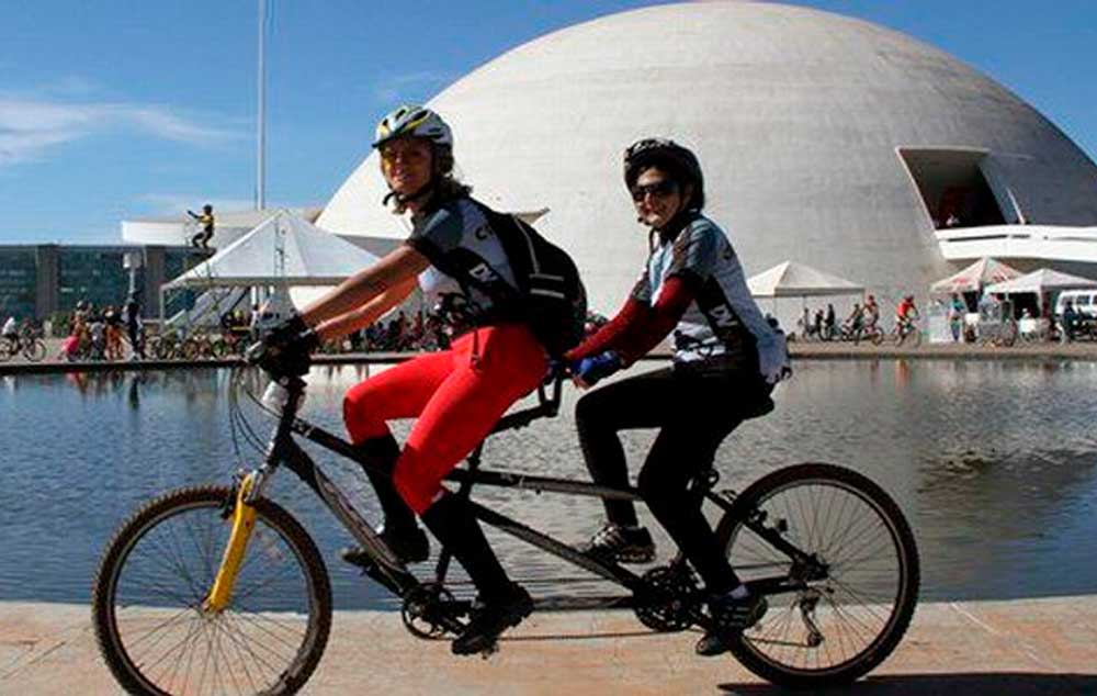 Deficientes visuais são conduzidos através de bicicletas tandem, com dois lugares