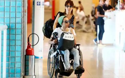 De cadeira de rodas, Maria Gadú embarca no aeroporto Santos Dumont