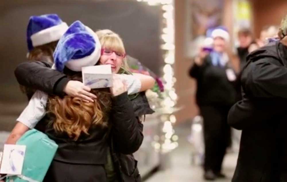 A companhia aérea Westjet surpreendeu passageiros com presentes de Natal pedidos ao Papai Noel