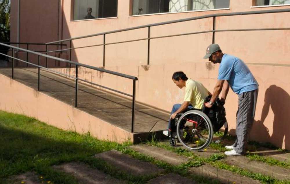 Apesar de existir a rampa, um degrau atrapalha acesso ao Museu Dom Diogo de Souza