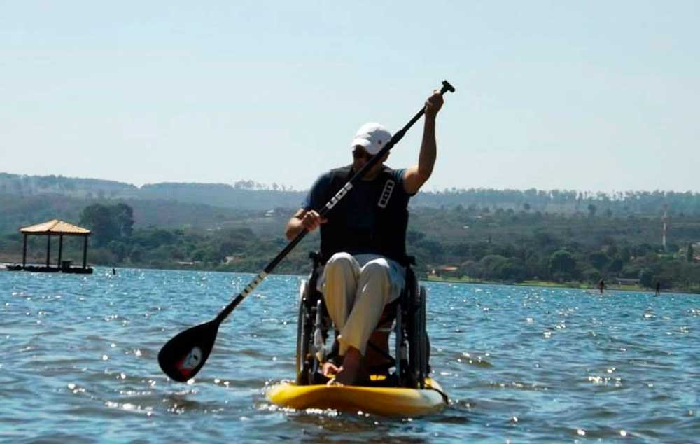 Dia de sol com vento favorável é sinônimo de SUP (Stand Up Paddle) para cadeirantes no Lago Paranoá, em Brasília