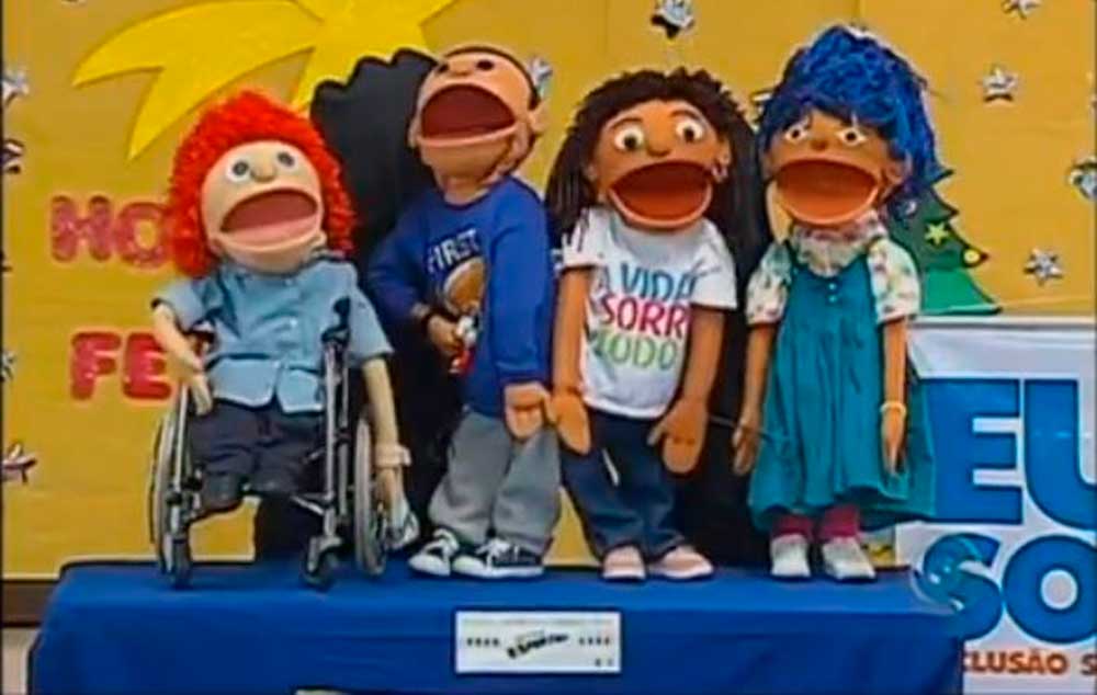 O teatro de bonecos 'A turma do Bairro' possui personagens com diferentes tipos de deficiência