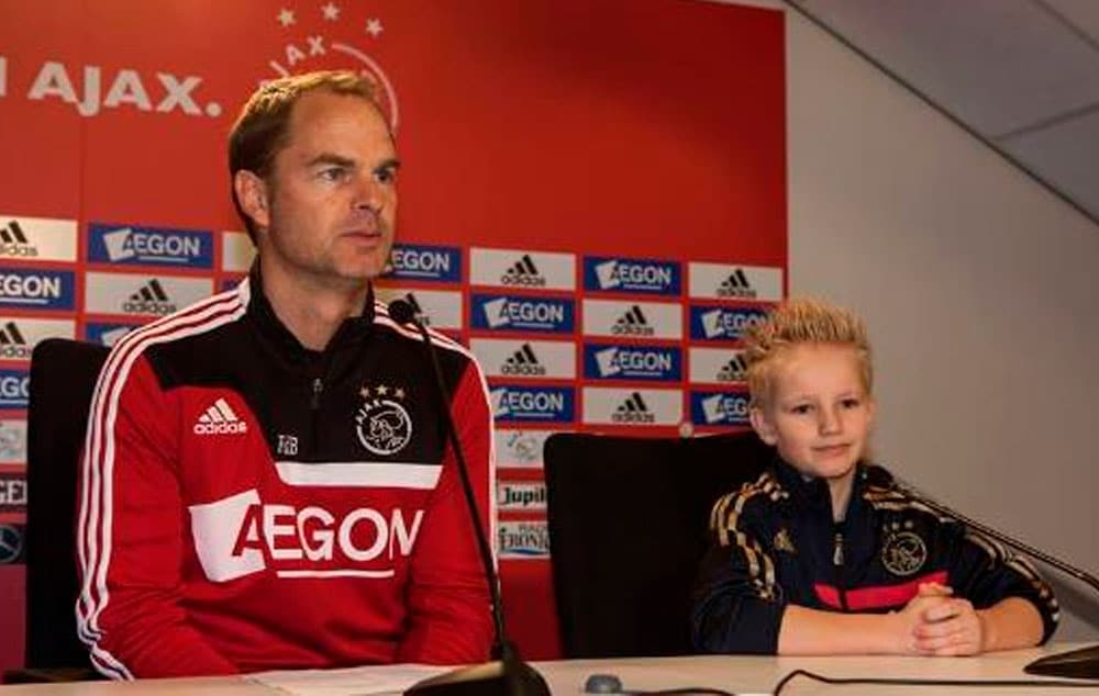 Com 8 anos, fanático pelo Ajax e portador da Síndrome do Cólon Irritável, Jay-Jay Willems ao lado do técnico Frank De Boer