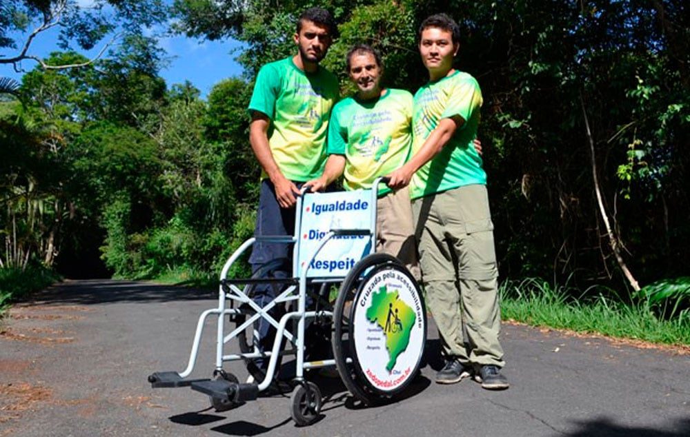 Zé do Pedal com os voluntários Adilson e Vinicíus, que vão acompanhá-lo durante a viagem como equipe de apoio