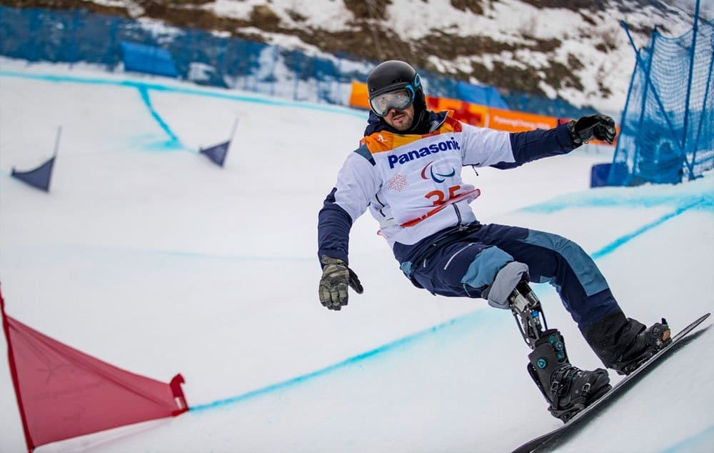 Atleta Paralímpico Andre Cintra durante treinamento de snowboard