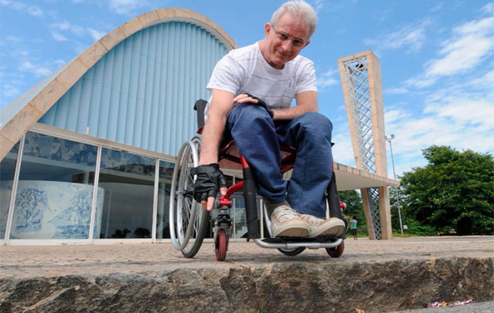 Cadeirante testa pontos turísticos na Pampulha, pano de fundo para os jogos da Copa. Mineirão agrada, mas Igreja de São Francisco de Assis é reprovada