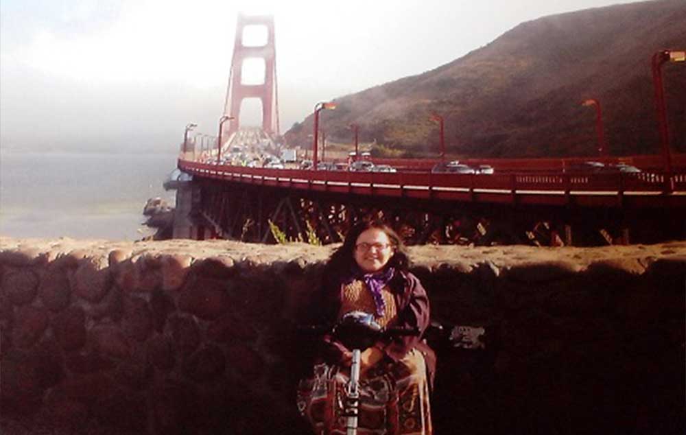 Josefina Kuncar con su scooter visitar el puente Golden Gate en el estado de San Francisco, Estados Unidos