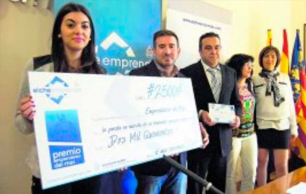 Laura Orihuela, con el cheque, el edil Mateo y el ganador del premio empresario del mês