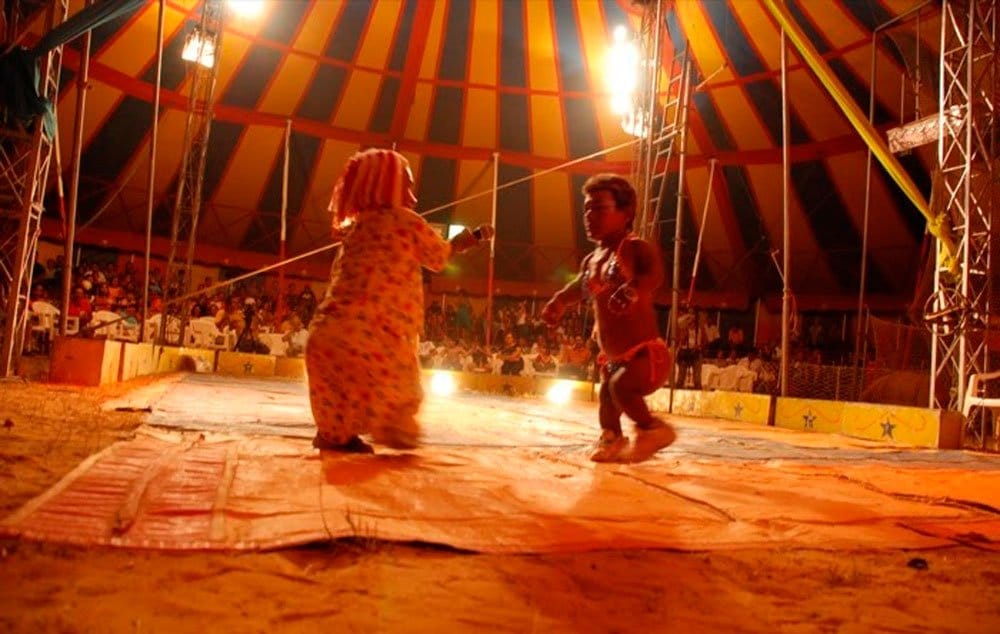 Pindorama é o nome do circo comandado por uma família com sete anões