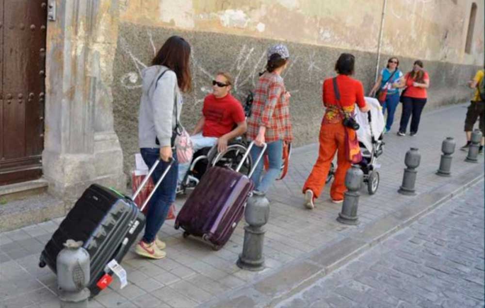 Atasco en San Jerónimo por la estrechez de la acera y los bolardos