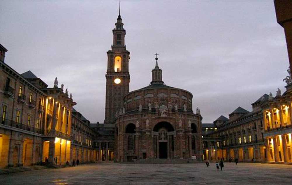 En la foto, el patio y la torre de la Universidad Laboral de Gijón.