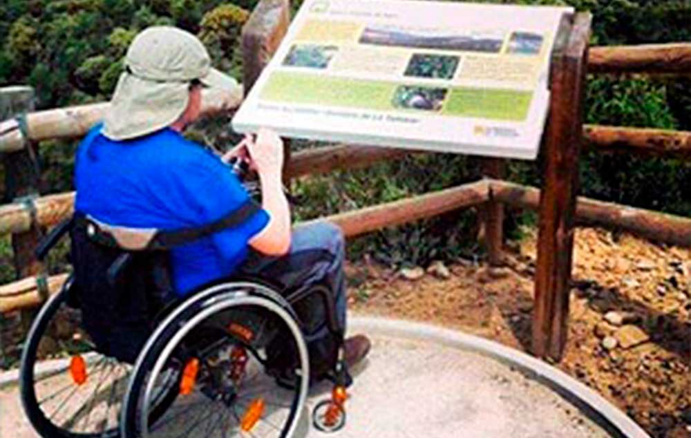 En una silla de ruedas, va a visitar algunos de los lugares más emblemáticos de la comunidad autónoma