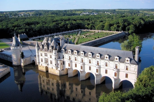 O passeio inclui visitas a castelos como o de Chenonceau no Vale do Loire