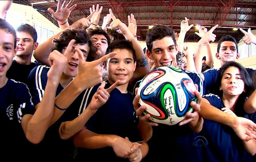 Alunos com deficiência auditiva da Escola Especial Concórdia brincam com a Brazuca, a bola da Copa