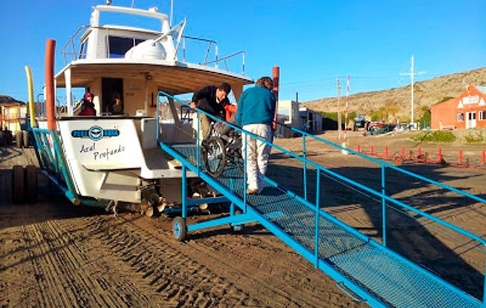 Rampa móvel permite acesso de pessoas com deficiência física ao barco ainda em terra