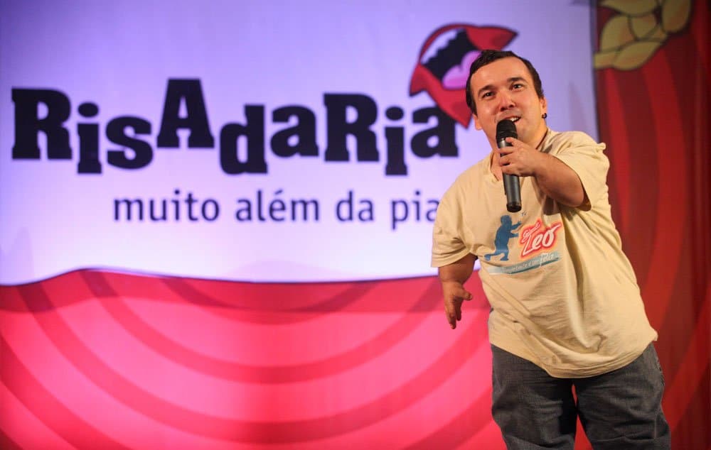 Contando piadas de anão, Gigante Léo conquistou o segundo lugar no concurso Risadaria e ganhou projeção nacional