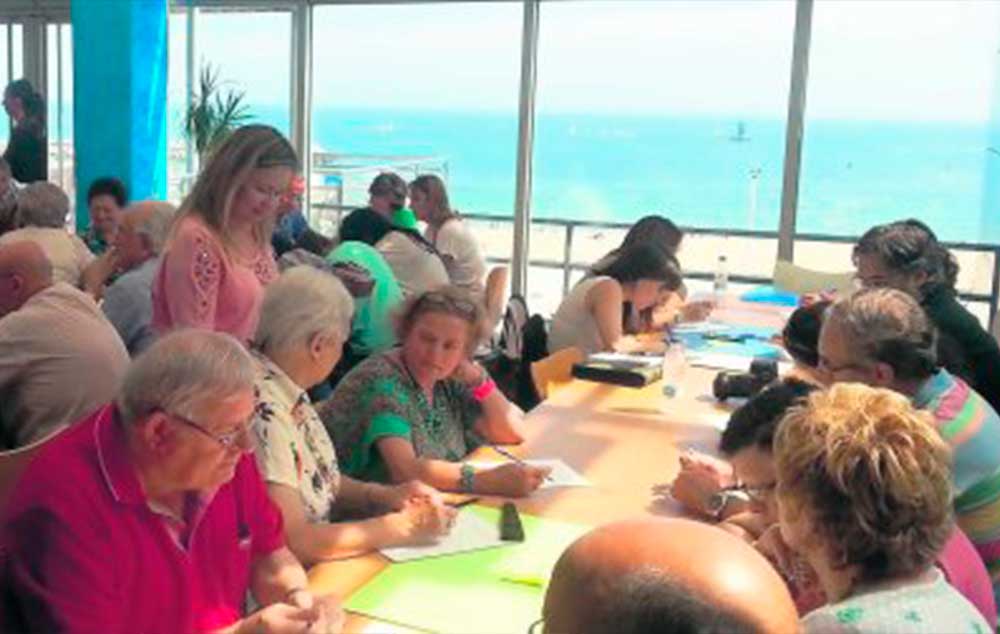 Familiares de discapacitados reunidos en el Acuario escriben sus experiencias positivas y sus deseos de futuro en 'El Libro Viajero'