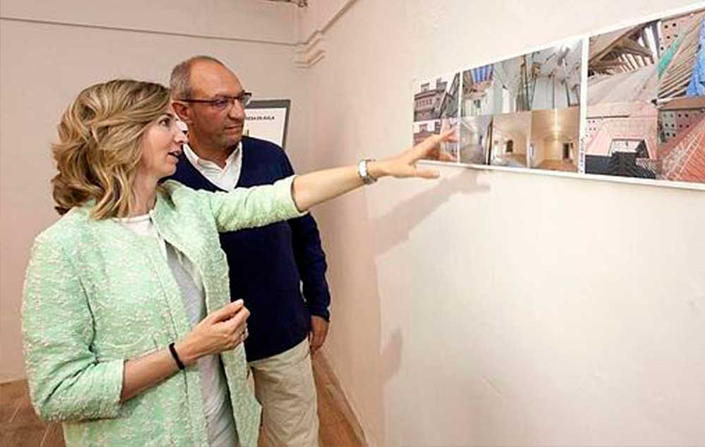 La consejera de Cultura y Turismo de la Junta de Castilla y León, Alicia García (6i), visita las obras de restauración realizadas en el Convento-Casa Natal de Santa Teresa de Jesús.