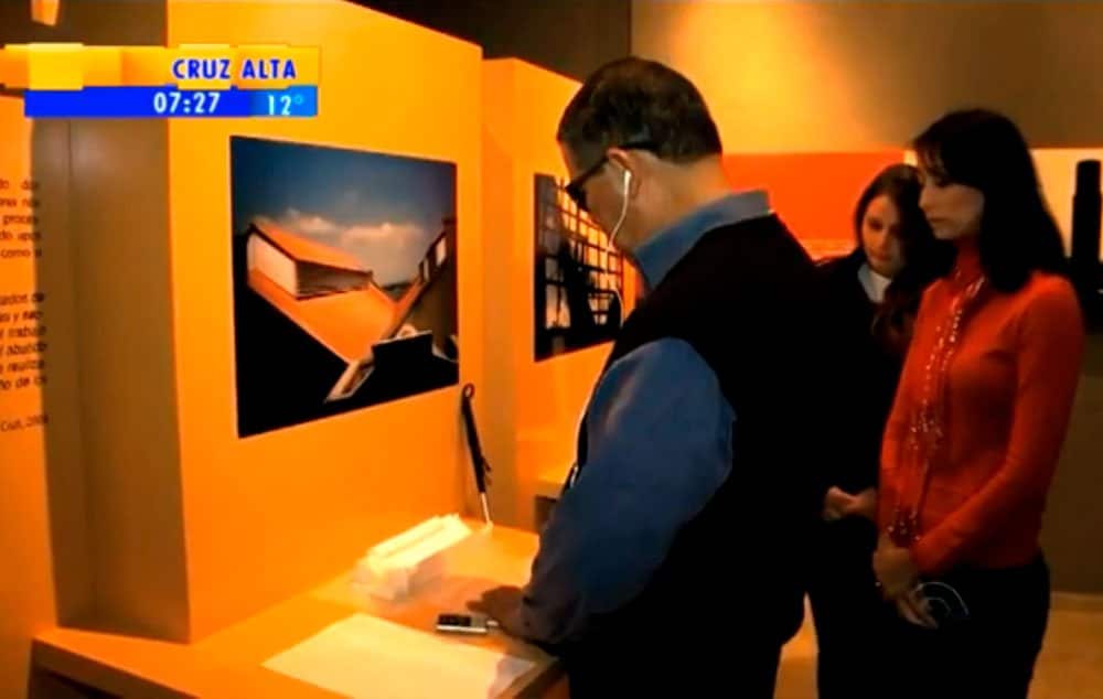 Na exposição, montada no Campus Anglo da UFPel, os modelos táteis são acompanhados de uma foto com áudio-descrição e legenda em braile
