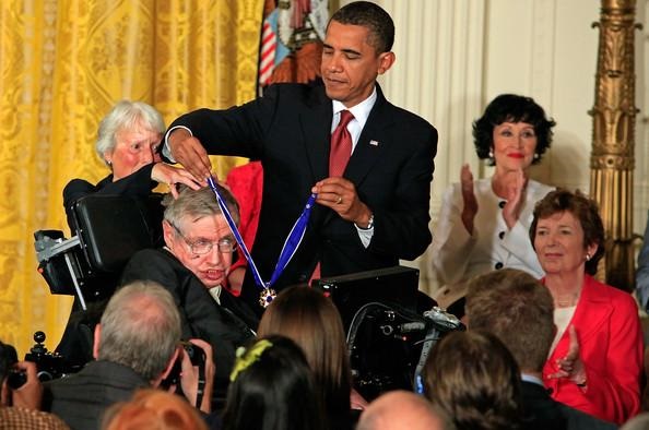 Obama entrega Medalha da Liberdade à Stephen Hawking, principal condecoração civil dos EUA