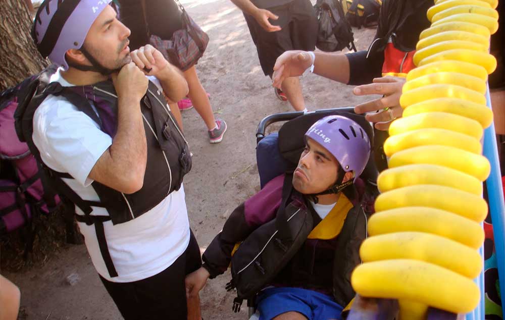 Alejandro y Pablo López, haciendo rafting adaptado en el Atuel