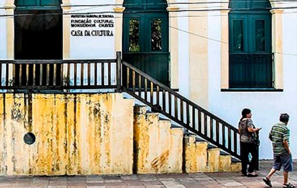 Para assistir aula de música, cadeirante obrigado a enfrentar obstáculos. Na Casa da Cultura pessoas são obrigadas a subirem escadas.