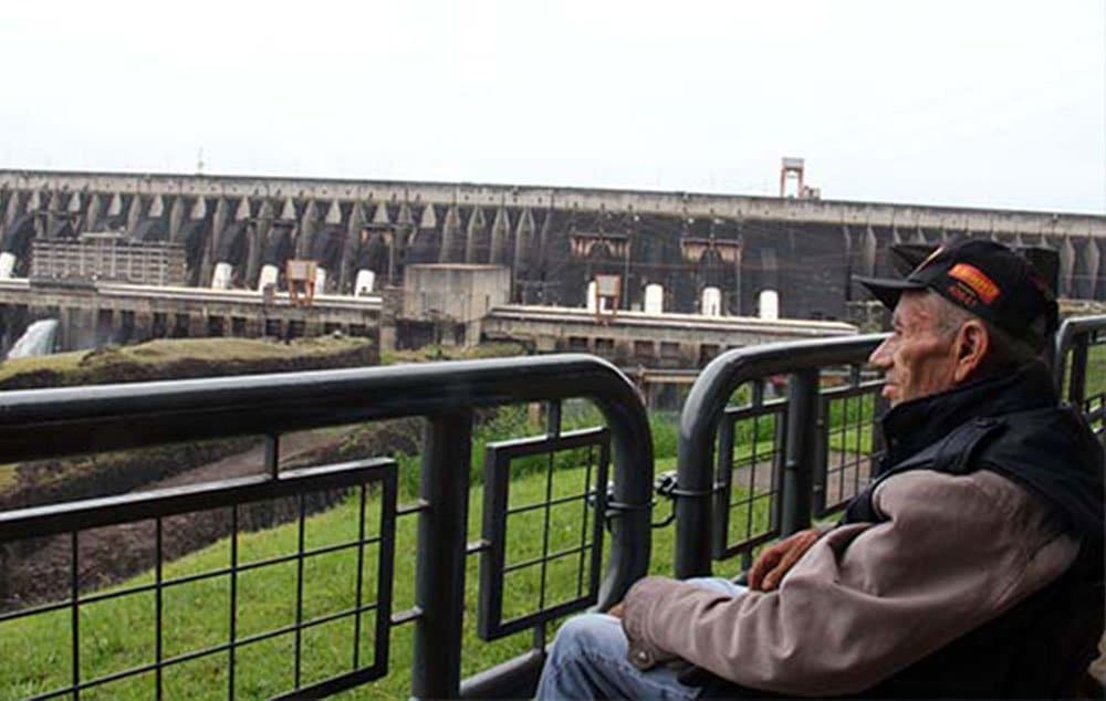 Seu Antonio Silvino, em uma cadeira de rodas, observa a usina que ajudou a construir